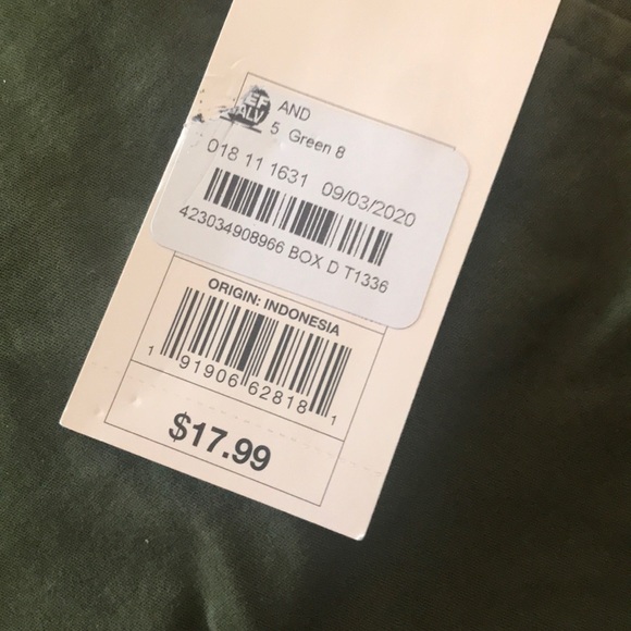 NWT Green Shorts Size 8 - Picture 2 of 12